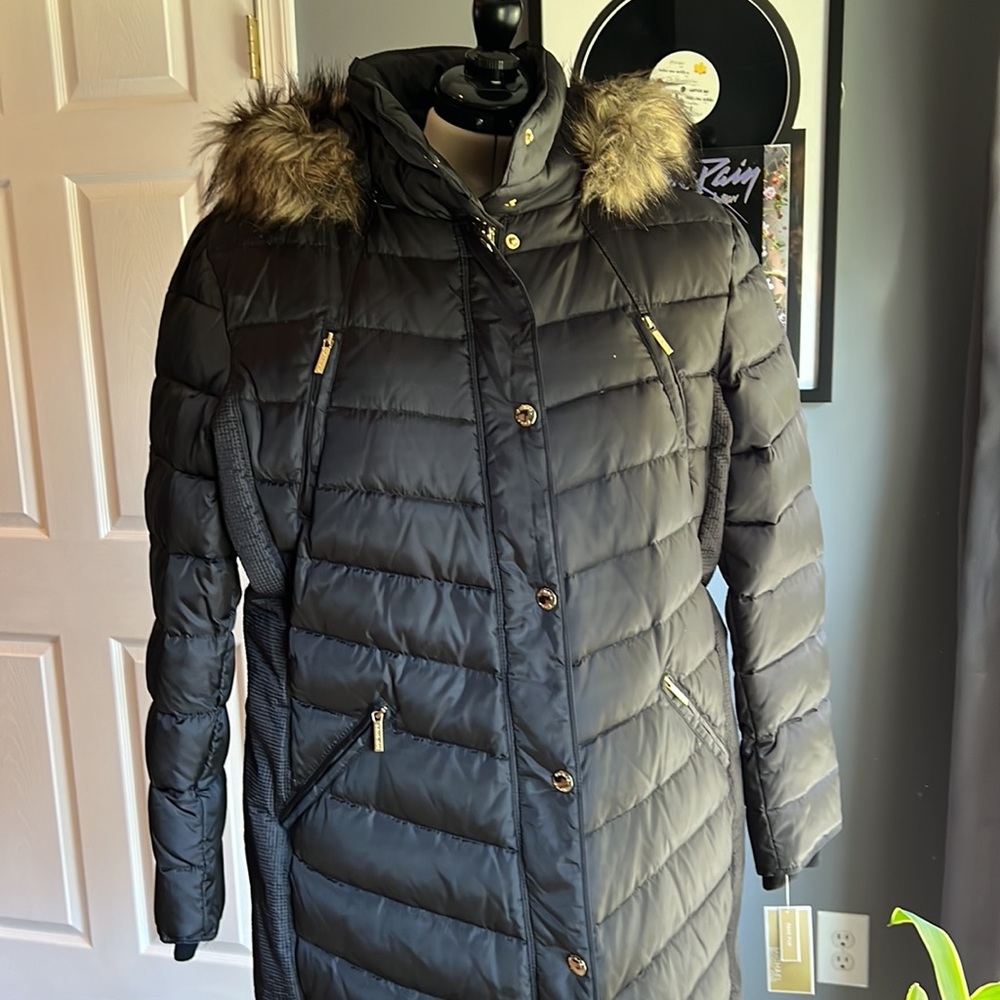 Michael Kors: Puffer coat, fur lined hood, gold details. NWT